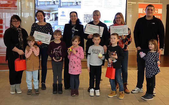 Gl&uuml;ckliche Gewinner in der Kreissparkasse (Foto: V.Angelstein)