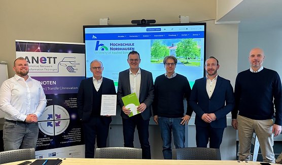 Vertreter der Hochschule Nordhausen und des Automotive Netzwerk Transformation Th&uuml;ringen (ANeTT) bei der Unterzeichnung des Kooperationsvertrags. Die Zusammenarbeit st&auml;rkt den Wissenstransfer zwischen Wissenschaft und Wirtschaft und f&ouml;rdert innovative Forschungsprojekte. (Foto: Tina Bergknapp)