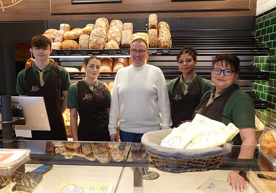 v.l.: Jeremy Ehrhold, Cindy Wachs, J&ouml;rg Meyer, Jennifer Jackson, Ramona Svatos in der Filiale in der Nordh&auml;user Bahnhofsstra&szlig;e (Foto: Nordth&uuml;ringer Unternehmerverband)