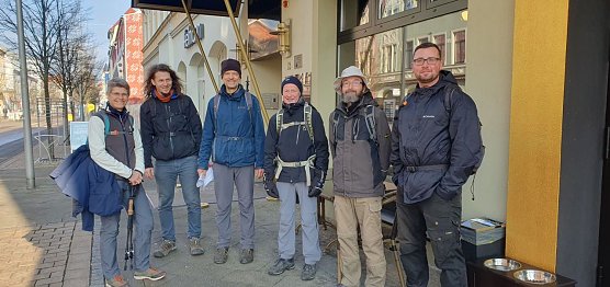 Sechs der sieben Starter vor dem Hotel F&uuml;rstenhof in Nordhausen (v.l.): Antje Otte-Hartig, Frank Steinert, Bodo Schwarzberg, Hartmut Schmidt, Dr. Christian Richter, Jim R&uuml;ckert. (Foto: S. Schmidt)