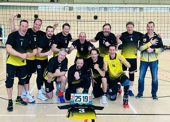 v.l.: Jan Reizmann,Jeffrey Bierwirth, Clemens Weinrich,Falk Balthasar, Andre Kretschmar, Thomas Lessing,Jens Mahn,Mannschaftsbetreuer Roland Jakob, unten kniend von links: Mark Siebek, Timo Breithaupt, Stefan Stau&szlig;, Dominik Rieger.  (Foto: SVC)