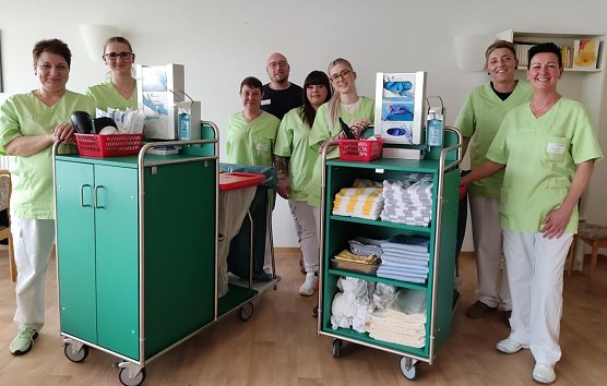 Am 14.2.25 wurden die neuen Pflegewagen vom Pflegedienstleiter Nico Manzke und dem Pflegteam im soweno Haus Harztor &uuml;bernommen. (Foto: Dirk Erfurt)