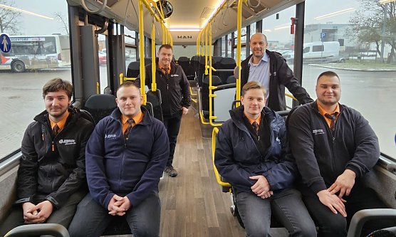 Marco Wei&szlig;kopf, Lehrmeister und Markus Schraps, Betriebsleiter Busverkehr (hintere Reihe v. l. n. r.) gratulieren Finley Werner, Daniel Setzer, Bernd Maximilian Kleine und Fabian Aderhold (vordere Reihe v. l. n. r.) zur bestandenen Pr&uuml;fung. (Foto: Verkehrsbetriebe Nordhausen GmbH)