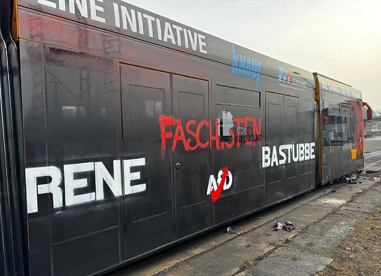 Beschmierte Stra&szlig;enbahn heute Morgen (Foto: privat)