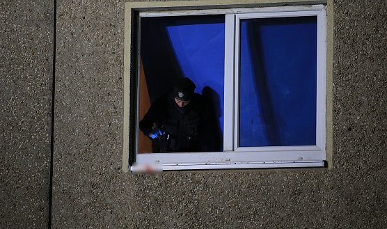 Ein Polizist untersucht die Unfallstelle  (Foto: S.Dietzel)