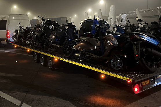 Überladener Anhänger auf der A38 (Foto: LPI) Überladener Anhänger auf der A38 (Foto: LPI)