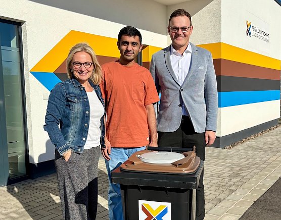 Kathrin Materlik, Karan und Prof. Dr. J&ouml;rg Wagner (v.l.) bei einem Treffen in den neuen R&auml;umlichkeiten der Abfallwirtschaft des Landkreises Nordhausen (Foto: Tina Bergknapp)