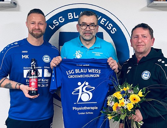 Torsten Schlote sponserte Aufwärmshirts (Foto: LSG Blau-Weiß Großwechsungen) Torsten Schlote sponserte Aufwärmshirts (Foto: LSG Blau-Weiß Großwechsungen)