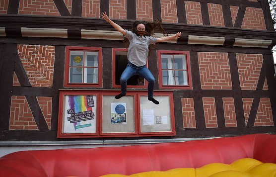 Nele &uuml;bt schon mal den perfekten Fr&uuml;hlingssprung (Foto: F.Tuschy)