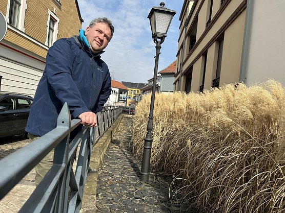 Thomas M&uuml;ller begibt sich auf Spurensuche entlang des alten M&uuml;hlgrabens (Foto: Stadt- und G&auml;stef&uuml;hrergilde)