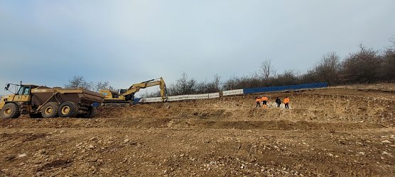 Schweres Ger&auml;t auf dem Baufeld (Foto: Wasserverband Nordhausen)