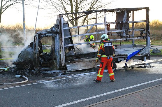 LKW-Brand auf dem Parkplatz einer Raststätte (Foto: S.Dietzel/ Feuerwehr) LKW-Brand auf dem Parkplatz einer Raststätte (Foto: S.Dietzel/ Feuerwehr)