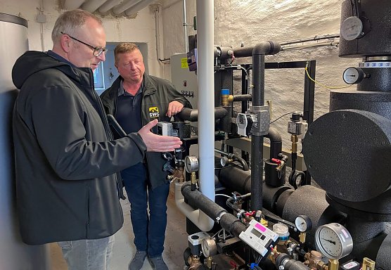 Norman Tennemann (links), Fachplaner der Firma HESA, im Gespr&auml;ch mit SWG-Projektleiter Steffen Peter, hier im Keller an der neuen Fernw&auml;rme&uuml;bergabestation. (Foto: SWG Nordhausen /S.Schedwill)