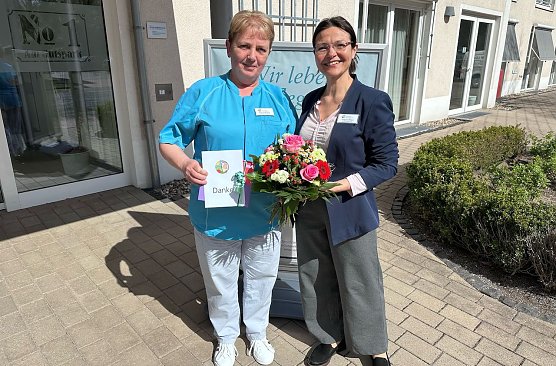 Petra M&uuml;ller (l.), Pflegefachkraft und Tatjana Paus, Einrichtungsleitung, beide Seniorenpflegeheim Am Gutspark in Hannover: Anerkennung f&uuml;r au&szlig;ergew&ouml;hnliches Engagement (Foto: Jana Vogt)