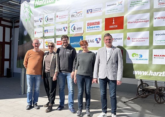 Die Macher vor der Sponsorenwand:v.l.n.r.: Dirk Wackerhagen, Jana Herbig, Christian Schlauste, Madeleine Gosch, Steffen Hahnemann (Foto: oas)