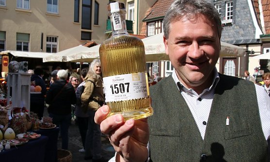 Zum Ostermarkt stellte Thomas M&uuml;ller auch den neuen Gin aus der Premiumreihe 1507 vor (Foto: agl)