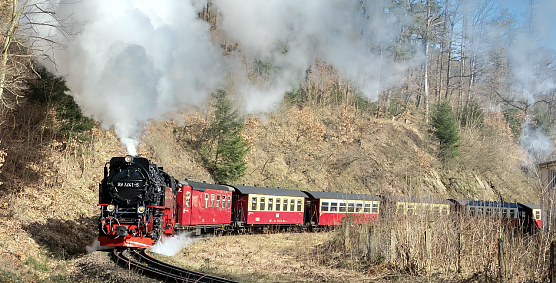 Die Harzquerbahn auf dem Weg zum Brocken (Foto: HSB/Dirk Bahnsen) Die Harzquerbahn auf dem Weg zum Brocken (Foto: HSB/Dirk Bahnsen)