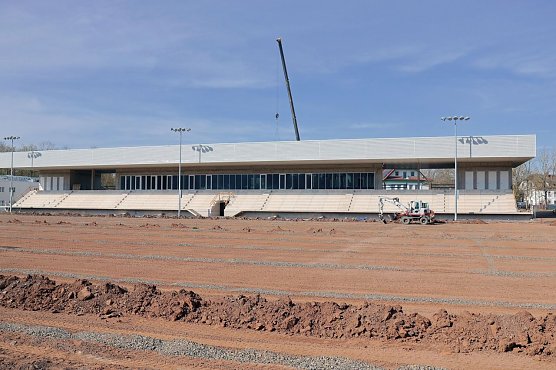 Blick vom k&uuml;nftigen Hauptspielfeld auf die neue Haupttrib&uuml;ne (Foto: privat)