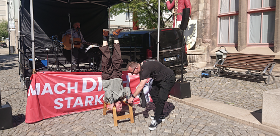 Auch mit 86 Jahren lies es sich Siegfried Junker nicht nehmen, f&uuml;r den Arbeitskampf Kopf zu stehen (Foto: agl)