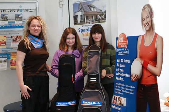 Andrea Kuprat von der Sparda-Bank sowie Klara Lutze und Dorothee Menz vom Gitarrenquartett (Foto: Kreismusikschule Nordhausen)