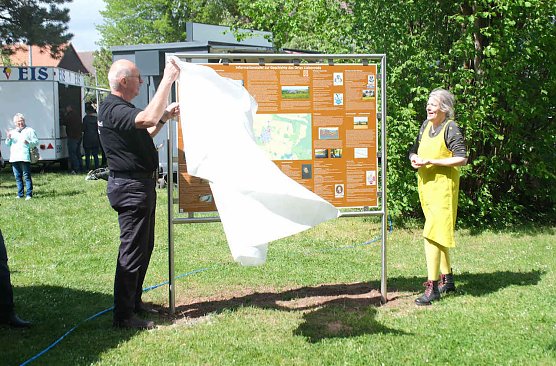 Enthüllung der Gedenktafel durch Sabine Wegner und Andreas Köhler (Foto: Peter Blei) Enthüllung der Gedenktafel durch Sabine Wegner und Andreas Köhler (Foto: Peter Blei)