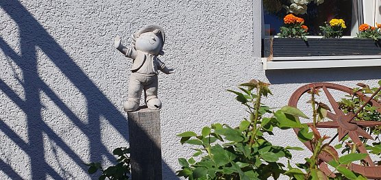 Vorgarten im Frühling (1) (Foto: H. Liesegang) Vorgarten im Frühling (1) (Foto: H. Liesegang)