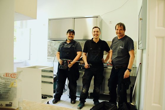 Die Profis der Firma Neltner sind dabei die neue K&uuml;che einzubauen (Foto: F&ouml;rderverein Park Hohenrode)