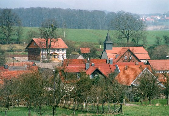 Der weite Blick: Das wiedererstandene Haus auf dem H&uuml;gel am Rande des Dorfes oberhalb der Kirche (Foto: Heidelore Kneffel)