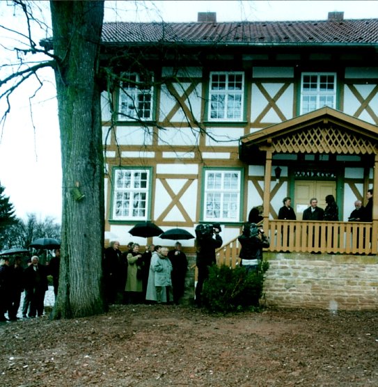 Gleich wird das auferstandene Geburtshaus f&uuml;r die G&auml;ste ge&ouml;ffnet werden (Foto: Heidelore Kneffel)