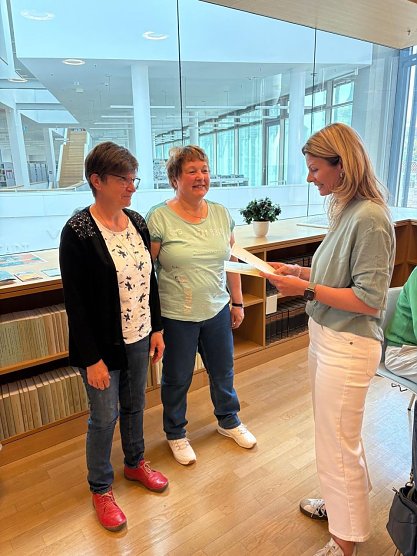 Erna-Regina Nolte und B&auml;rbel Hoffmann wurden von B&uuml;rgermeisterin Alexandra Rieger im Seniorenbeirat begr&uuml;&szlig;t (Foto: Stadt Nordhausen)