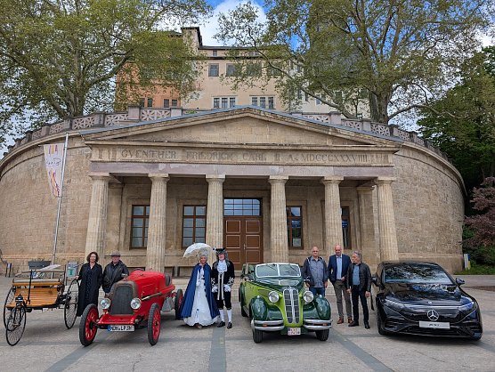 2.: Pr&auml;sentieren die Geschichte der Mobilit&auml;t von 0,7 zu 560 PS (v.l.n.r.): Claudia Langhammer, Stabsstellenleiterin f&uuml;r Kultur / Tourismus / Wirtschaftsf&ouml;rderung, Lutz Pfeil, das F&uuml;rstenpaar Liane und Mike Bauer, Joachim M&auml;der, B&uuml;rgermeister Steffen Grimm und Marko Wuttke, Centerleiter Autohaus Peter Mercedes Benz (Foto: Janine Skara)