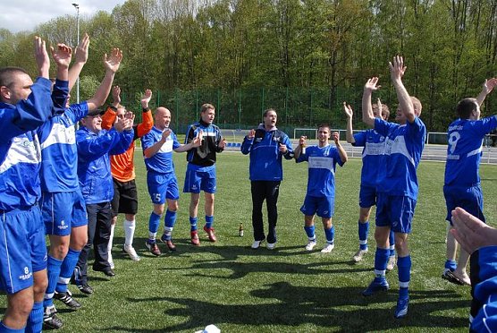 So feiern Aufsteiger (Foto: W. Hasselbach)