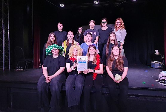 Theatergruppe aus der Niedersachwerfener Regelschule (Foto: Tanita Thelemann)