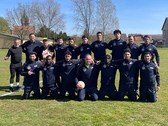 Neue Trainingsanzüge für die SG Blau-Gelb Görsbach (Foto: Ulrike Neblung) Neue Trainingsanzüge für die SG Blau-Gelb Görsbach (Foto: Ulrike Neblung)