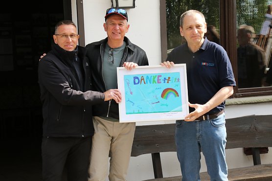 Die Kinder der Frohen Zukunft haben ein eigenes "Dankesch&ouml;n" f&uuml;r die Flieger angefertigt, das hier von Chef der Frohen Zukunft Gert Bufe (links), an Mario Rieche und Mario Wielke &uuml;bergeben wird (Foto: agl)