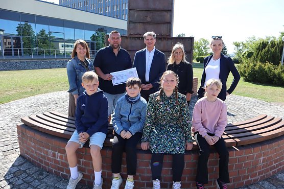 Scheck&uuml;bergabe bei Schachtbau (Foto: Schachtbau)