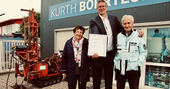 v.l. Ursula Kurth, Lothar Kaufhold und Lutz Kurth, im Hintergrund der erste Prototyp der Firma (Foto: agl)