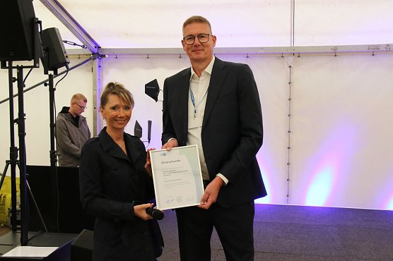 Zum 30. Firmenjubil&auml;um gab es auch eine Ehrung der Industrie- und Handelskammer (Foto: agl)