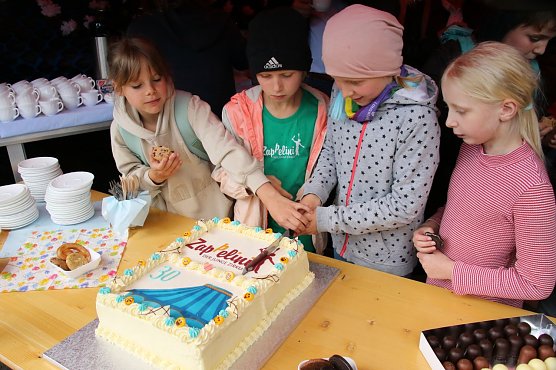 Kein Geburtstag ohne Kuchen - trotz Regen lie&szlig; man es sich am Nachmittag vor dem Zelt gut gehen (Foto: agl)