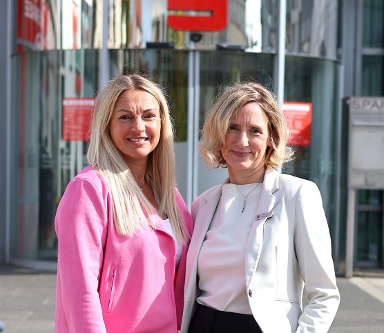 Gemeinsam die Netzwerke der Region zu st&auml;rken und einen Abend voller Inspiration zu erleben, darauf freuen sich Ramona Nahrstedt (Praxis RANA & INJOY) und Sandra Hoyer (Gruppenleiterin Vorstandsstab der Kreissparkasse Nordhausen). (Foto: KSK)