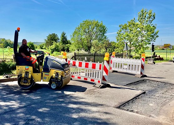 An den Kreisstra&szlig;en werden Wintersch&auml;den beseitigt (Foto: Pressestelle Landratsamt)
