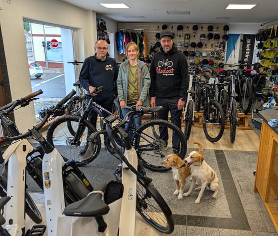 v.l. J&ouml;rg Illhardt, die gl&uuml;ckliche Marie Riecher und Sebastian Albert (Foto: ritzelzeit)