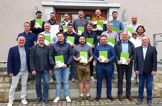  Die Absolventinnen und Absolventen der f&uuml;nften Kohorte des Zertifikatsstudiengangs Netztechnik und Netzbetrieb Fernw&auml;rme freuen sich gemeinsam mit Prof. Dr.-Ing. Frank Wiese &uuml;ber den erfolgreichen Abschluss an der Hochschule Nordhausen. (Foto: Nadine Kathrin Luschnat)