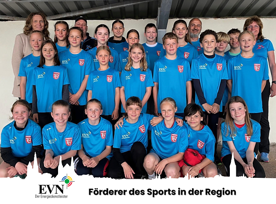 Die jungen Athletinnen und Athleten des Talent-Leistungszentrums pr&auml;sentieren stolz ihre neuen Wettkampfshirts � &uuml;bergeben von EVN- Gesch&auml;ftsf&uuml;hrerin Jana Z&ouml;ller (hinten links) (Foto: Kathrin Bergmann)