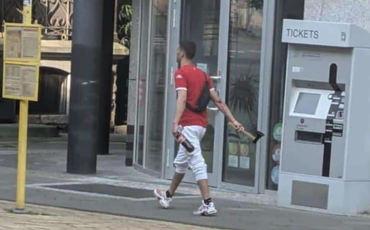 Mann mit Axt in der Bahnhofstraße (Foto: privat) Mann mit Axt in der Bahnhofstraße (Foto: privat)