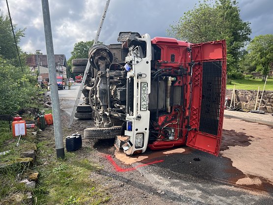 Fahrzeug der Feuerwehr auf dem Weg zum Einsatz verunfallt (Foto: S.Dietzel) Fahrzeug der Feuerwehr auf dem Weg zum Einsatz verunfallt (Foto: S.Dietzel)