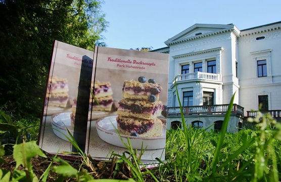 Das erste Backbuch des Parks Hohenrode tr&auml;gt viele Rezepte der Park-B&auml;ckerinnen und B&auml;cker zusammen (Foto: F&ouml;rderverein Park Hohenrode)