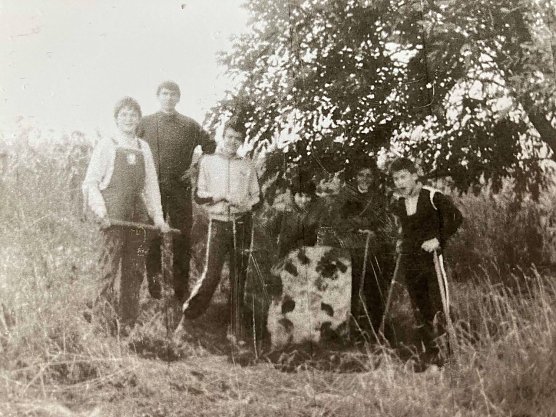 Freilegung und Wiederaufrichtung des Kreuzsteins Anfang der 1980er Jahre (Foto: privat) Freilegung und Wiederaufrichtung des Kreuzsteins Anfang der 1980er Jahre (Foto: privat)
