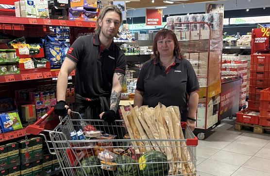 Der Kindergarten "Abenteuerland" bedankt sich beim Team des Penny (Foto: Andrea Zybura) Der Kindergarten "Abenteuerland" bedankt sich beim Team des Penny (Foto: Andrea Zybura)