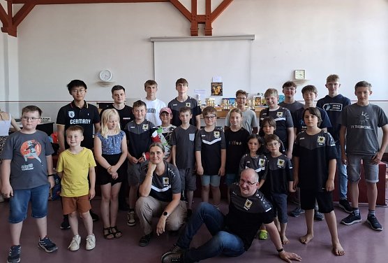 Nachwuchsspieler des SC 1951 e.V. mit den Jugendtrainern Varvara Anisheva und Torsten Schrader (Foto: Torsten Schrader)